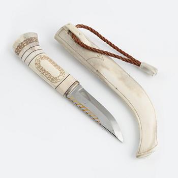 A reindeer horn knife by Bertil Fällman.