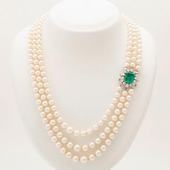 W.A. Bolin, collier av odlade pärlor samt lås i 18K vitguld med infattad smaragd och diamanter, Stockholm 1960.