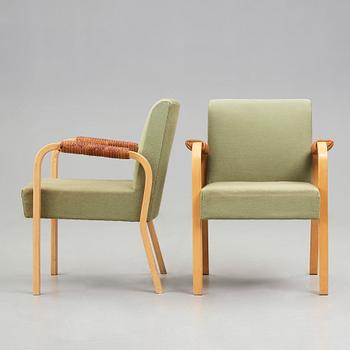 Alvar Aalto, a pair of model nr 48 laminated birch and leather easy chairs, Oy Huonekalu- ja Rakennustyötehdas for Artek, Finland.