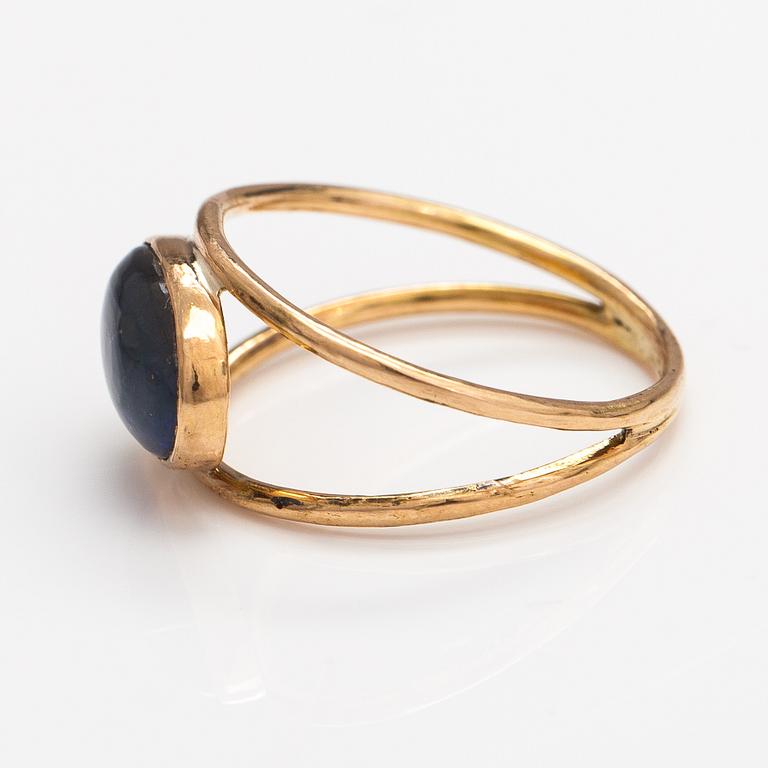 An 18K gold ring with an opal. Lagercrantz Jewellery, Tammisaari 2019.
