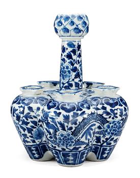 A blue and white vase, late Qing dynasty (1644-1912).