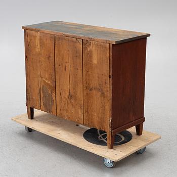 A Gustavian chest of drawers from around the year 1800.