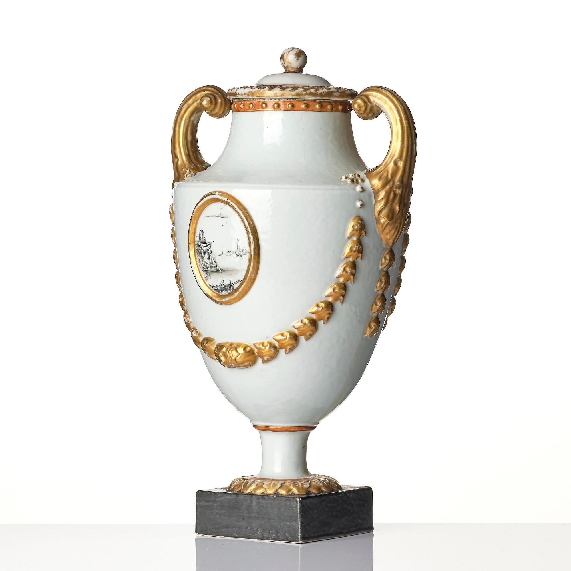 A Chinese Export jar with cover, Qing dynasty, 1790's.