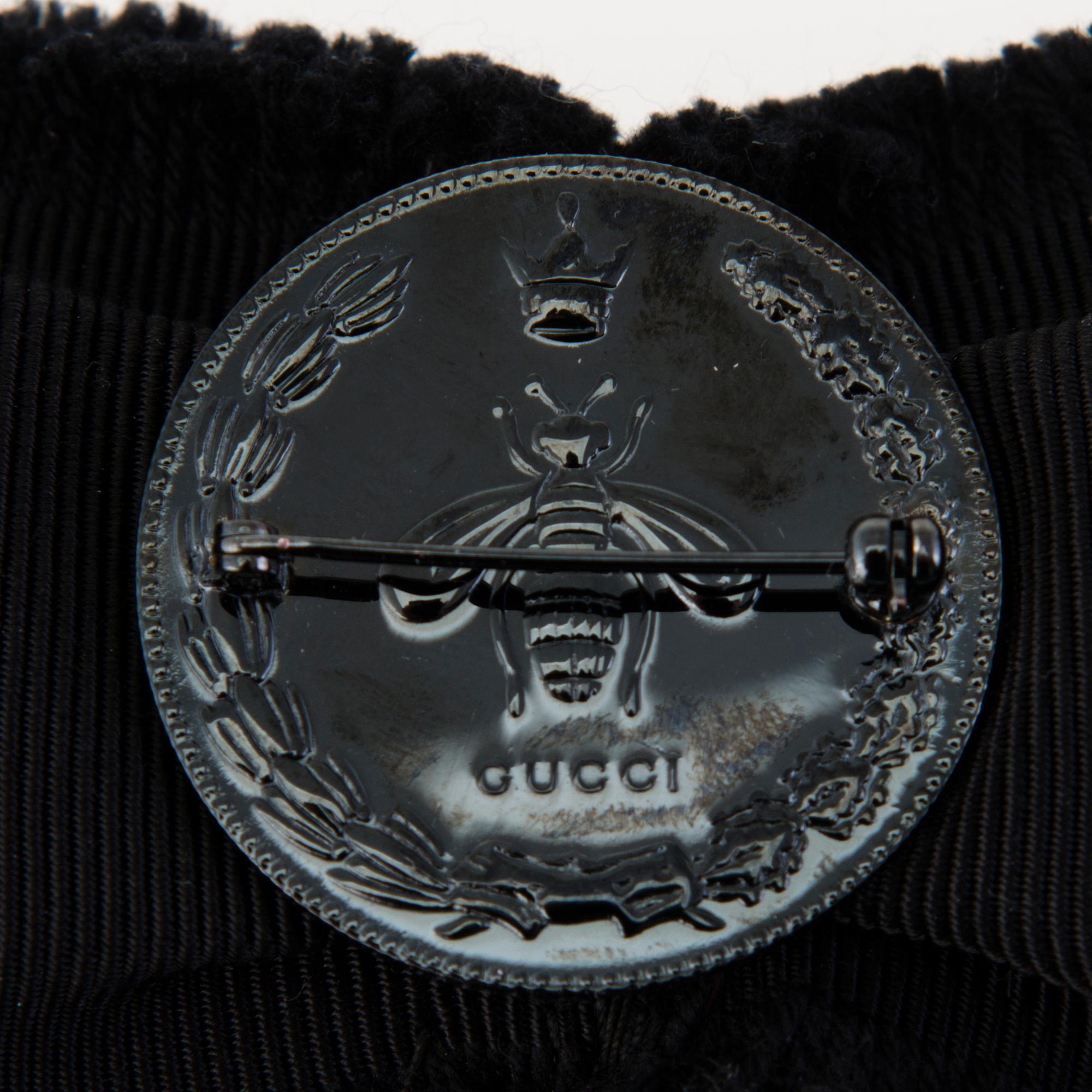 CHANEL JA GUCCI, kolme rintakorua.