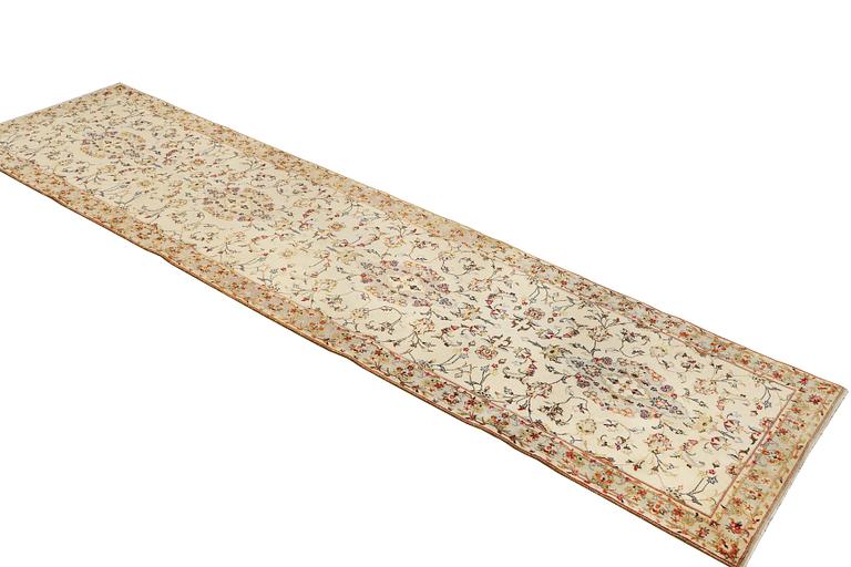 A Kashan runner carpet, c. 385 x 98 cm.