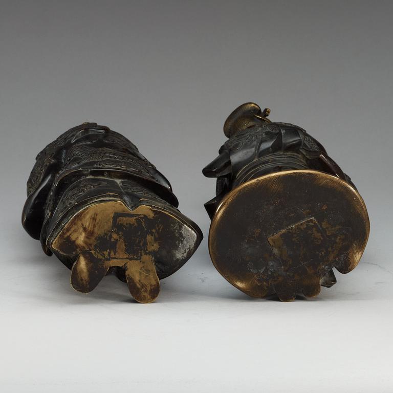 SKULPTURER, två stycken, brons. Japan, 17/1800-tal.