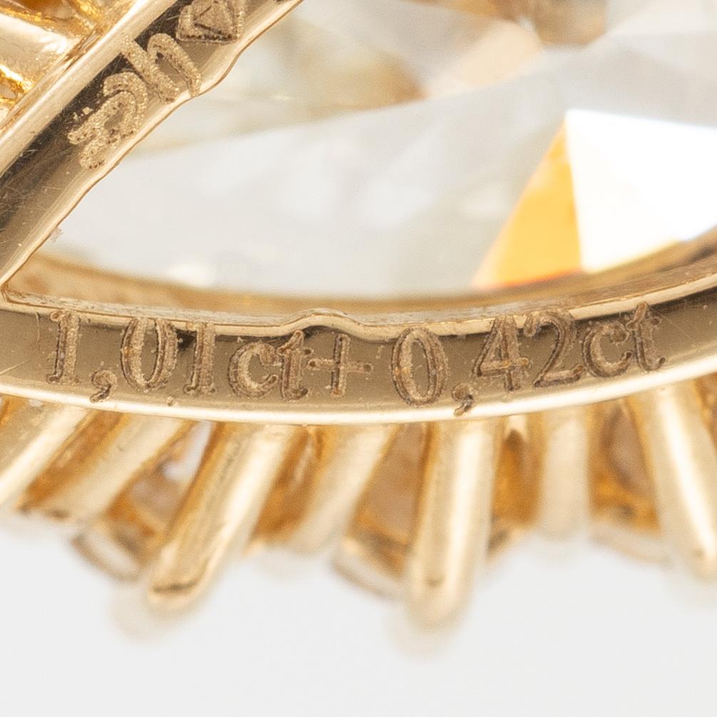 Necklace 18K gold with drop-shaped diamond.