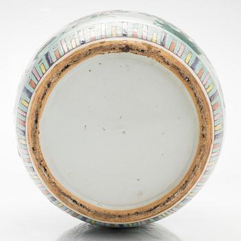 A Chinese famille rose jar with cover, late Qing/early 20th Century.