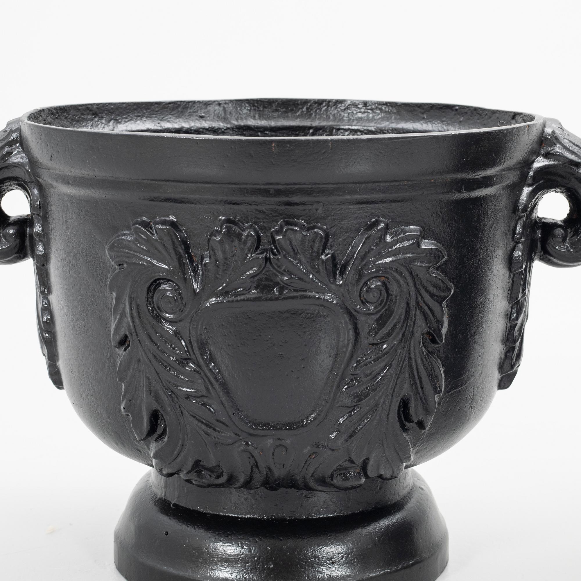 Garden urns, a pair, 20th century.