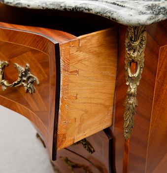 BYRÅ, rokokostil, 1900-talets andra hälft.