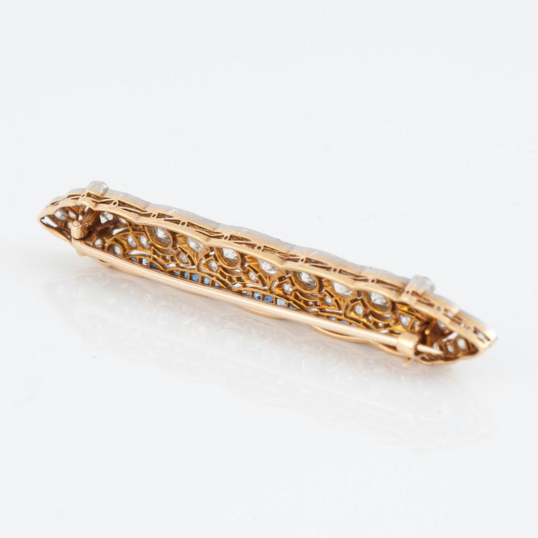BROSCH, gammal- och antikslipade diamanter, totalt ca 2.50 ct, samt carréslipade blå safirer, ca 1915.