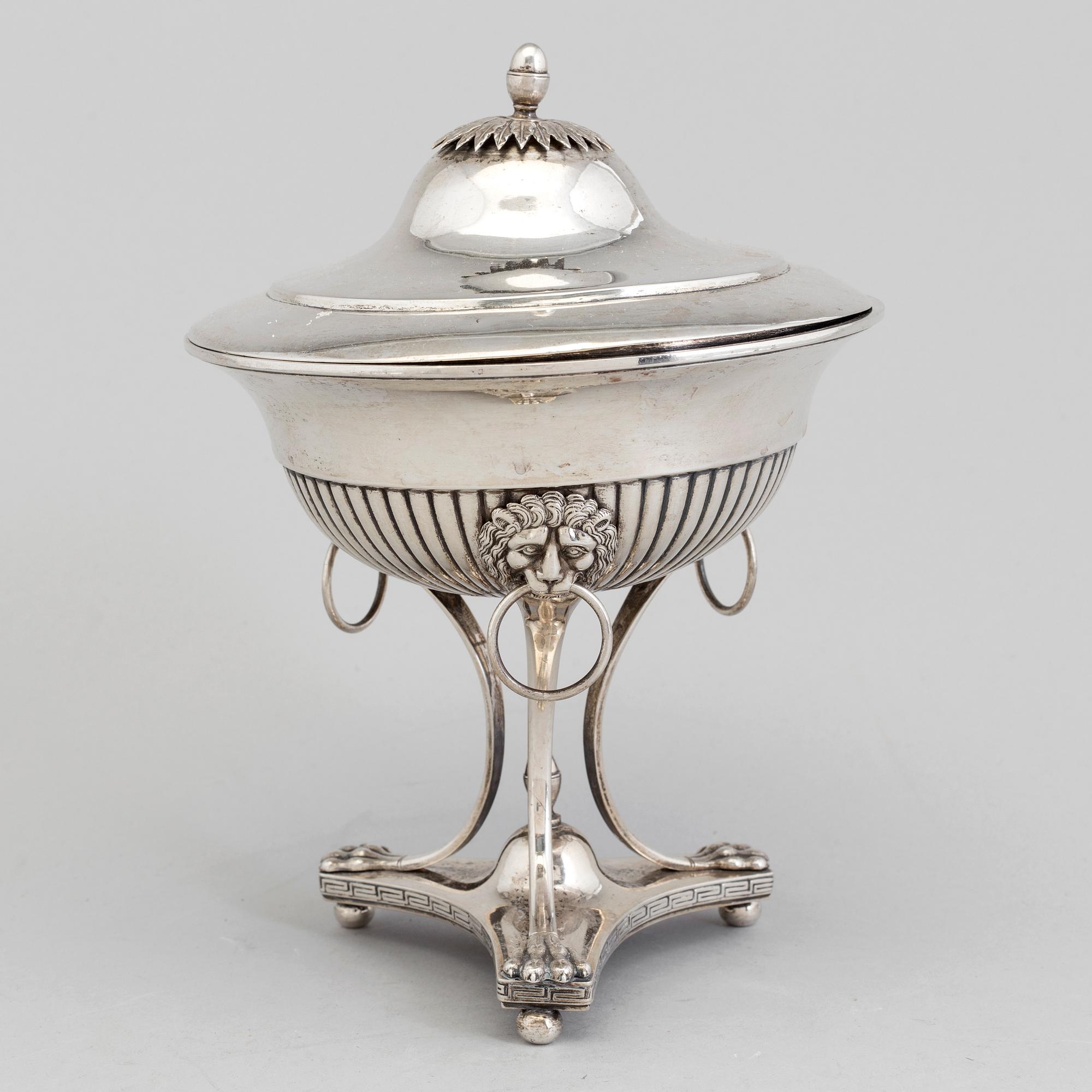 A silver sugar box by PETTER ANDERS SJÖGREN, Stockholm, 1820.