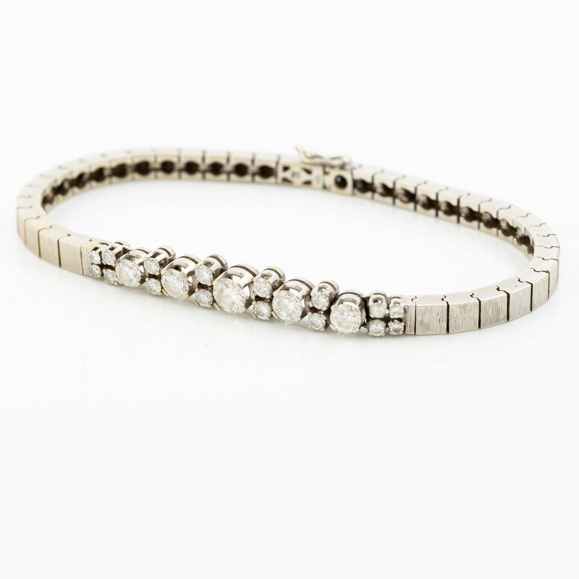 Bracelet 18K white gold with brilliant-cut diamonds.