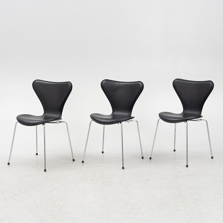 Arne Jacobsen, stolar 3 st, "Sjuan", Republic of  Fritz Hansen, 2017.
