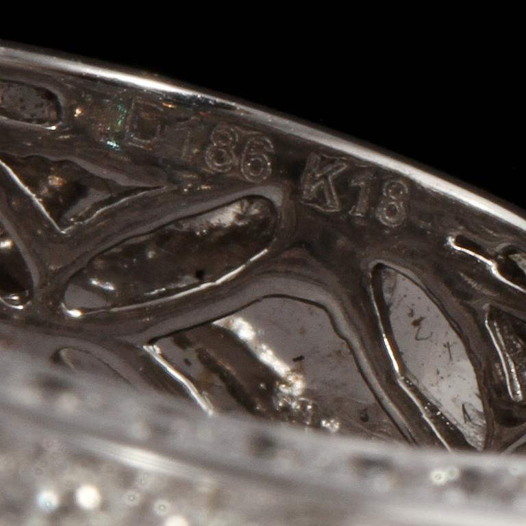 RING, 18k vitguld med 140 briljantslipade diamanter, totalt 1.86 ct. Vikt 10 g.