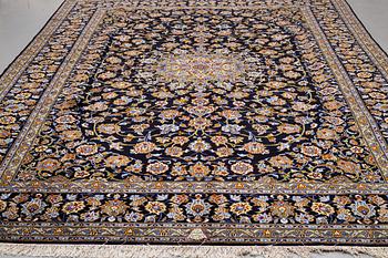 A CARPET, so called Royal Kashan, signerad Isfahanian, ca 413 x 303.