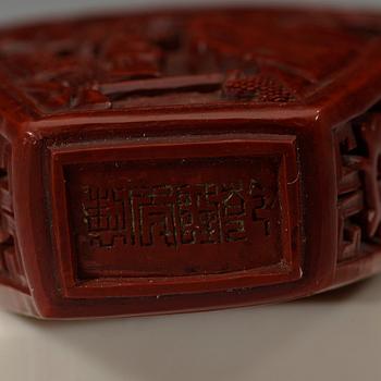 SNUSFLASKA, röd lack. Qingdynastin, med Qianlong fyra karaktärers märke. 1800-tal.