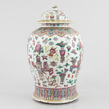 A Chinese famille rose porcelain urn with cover, late Qing dynasty / early 20th century.