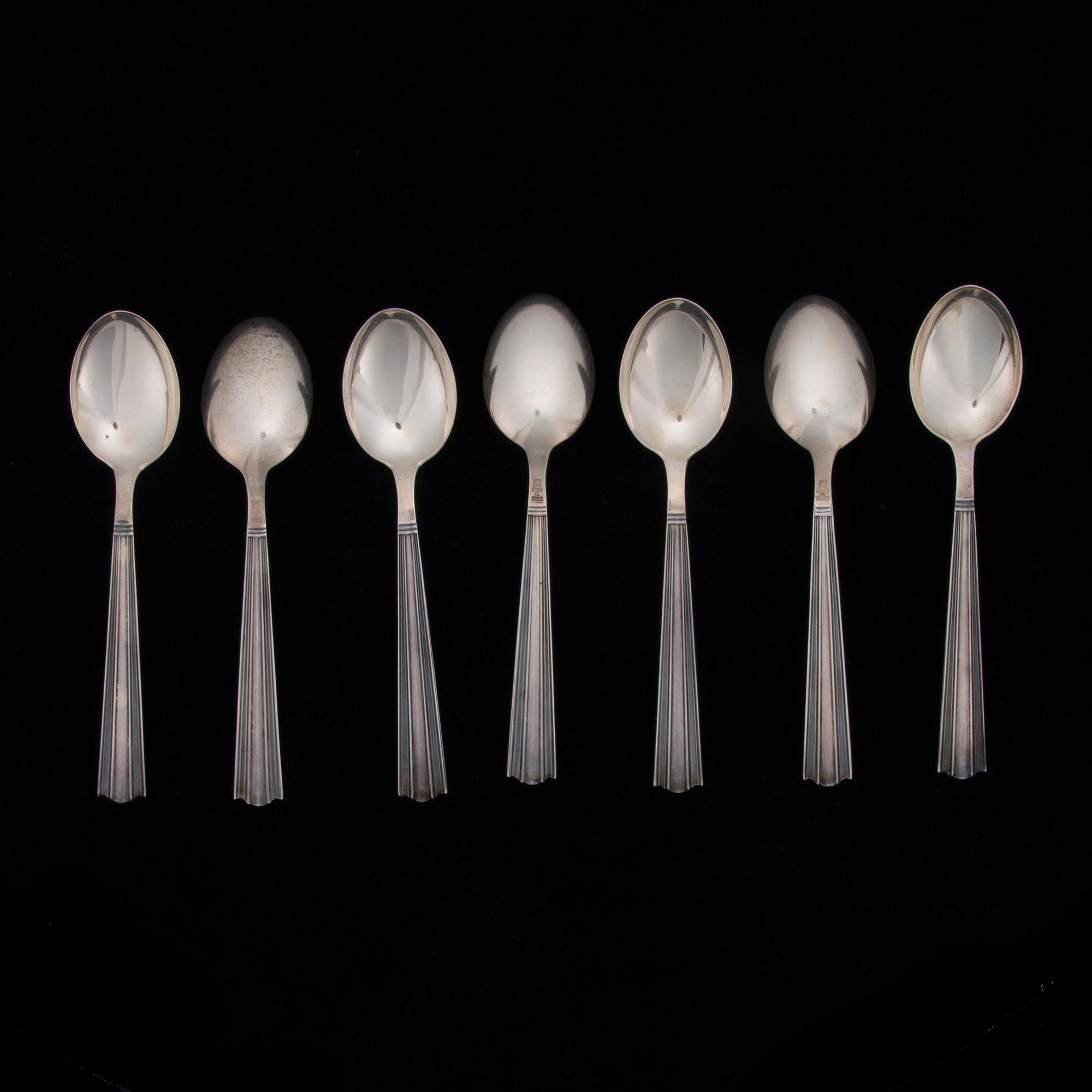 DESSERTSKEDAR, 7 st, KAFFESKEDAR, 18 st, KAKSPADAR, 3 st, silver. Finska och norska stämplar 1939-1983. Totalvikt 475 g.