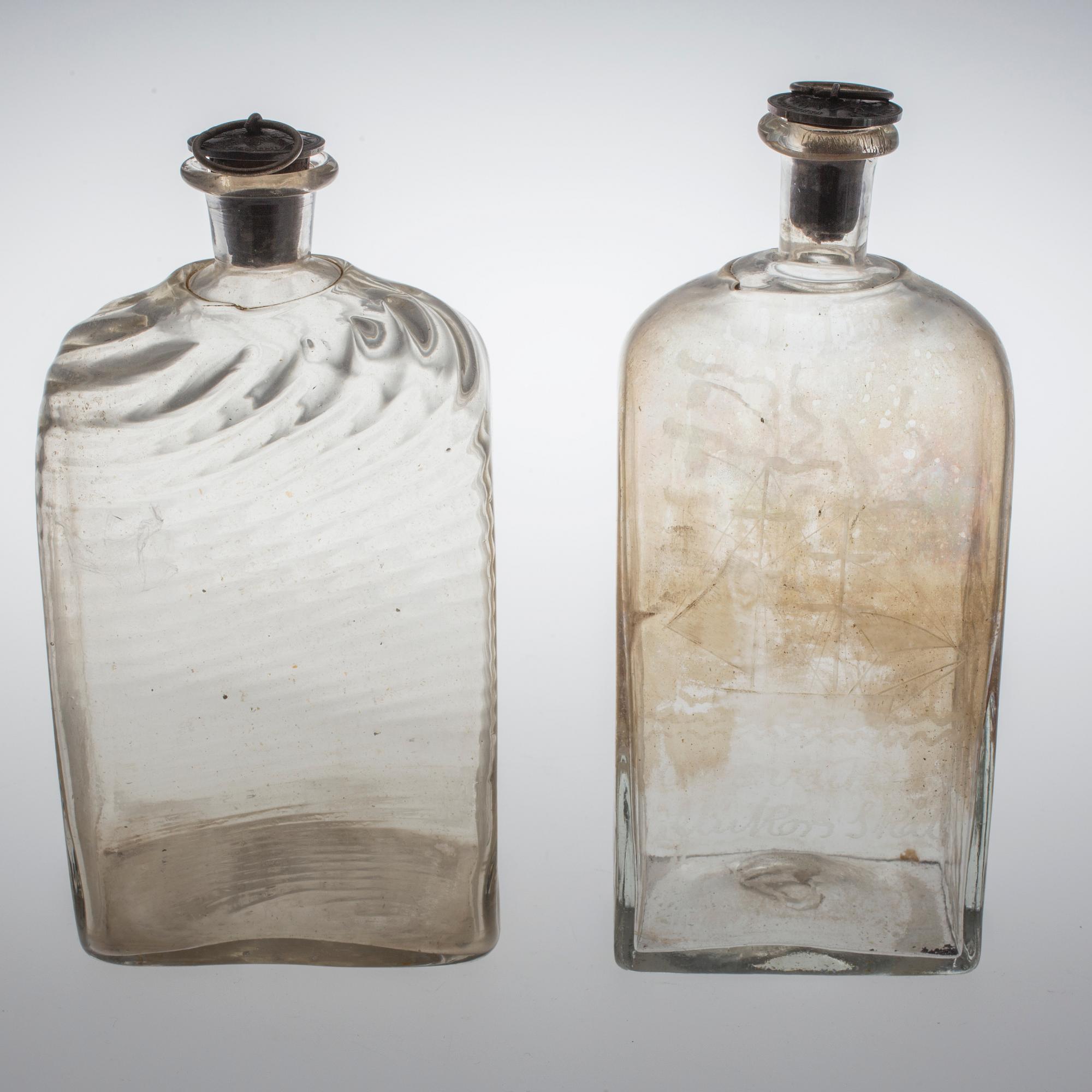 BRÄNNVINSFLASKOR, 5 st. Glas. 1800-tal.