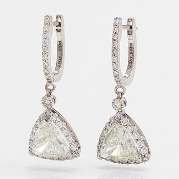 A pair of 18K white gold earrings with diamonds ca. 4.76 ct in total.