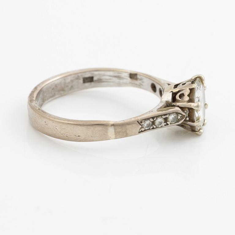 Ring in 18K white gold set with a brilliant-cut diamond.