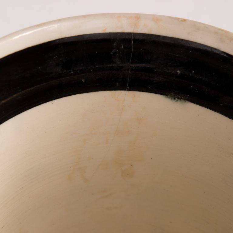 Gerda Thesleff, A ceramic bowl signed GT.