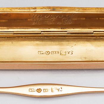 A Swedish 18 K gold box with ear spoon, marks of Stephan Nöblin, Ystad 1829.