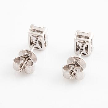 Örhängen med baguetteslipade  diamanter.