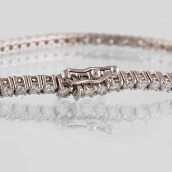 ARMBAND, 18K vitguld med briljantslipade diamanter ca 2.20 ct. Vikt 8,2 gram.