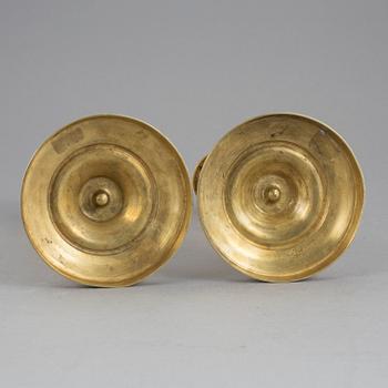 LJUSSTAKAR ett par, Senempire förgylld mässing. Frankrike, 1800-talets mitt.