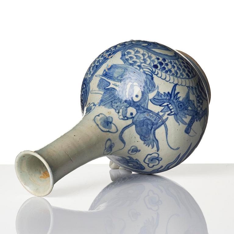 Vas, porslin. Korea, Joseon, 1800-tal.