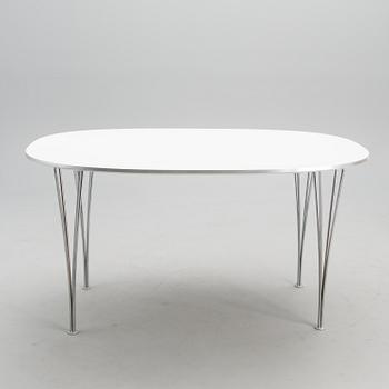 A "Superellips" table and four "Sjuan" chairs, manufacturer's labels, Fritz Hansen, Denmark.