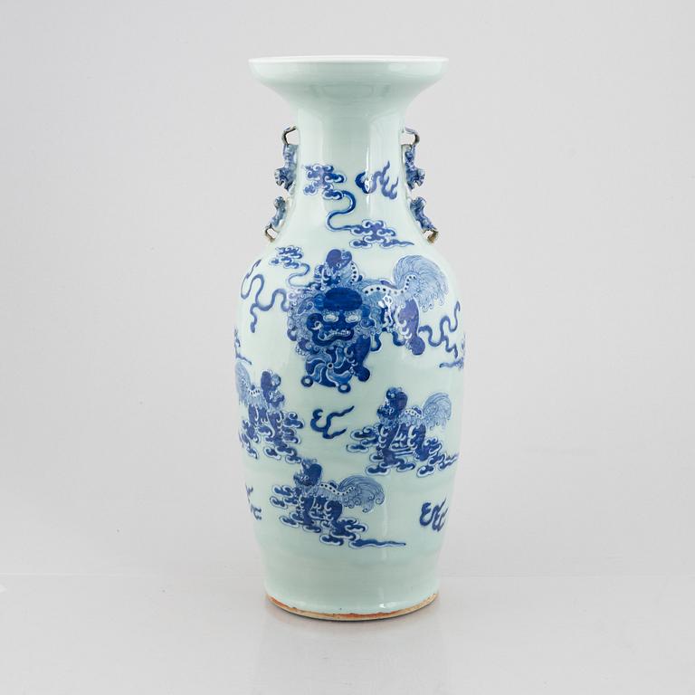 A Chinese porcelain vase, Qing dynasty, 19th Century.