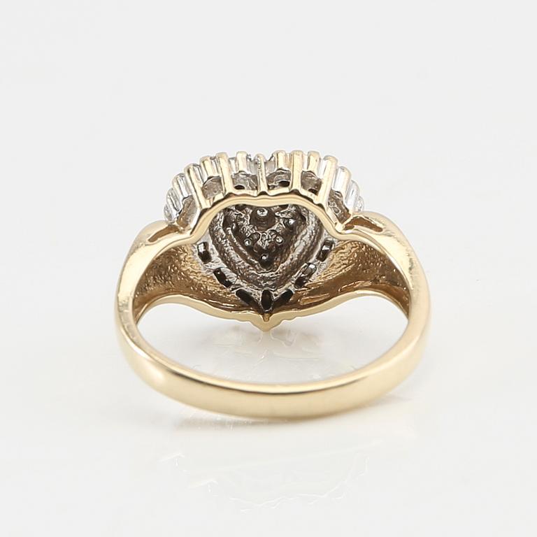 Ring in 14K gold with round brilliant-cut and baguette-cut diamonds.