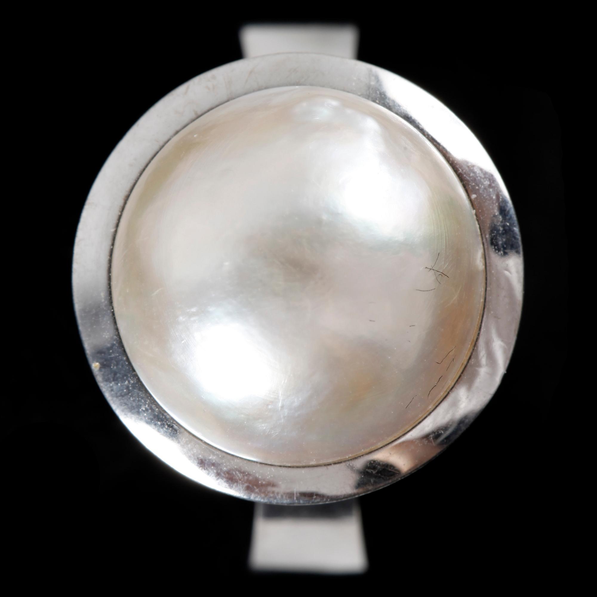 RING, 18k vitguld med odlad mabepärla, 1977.