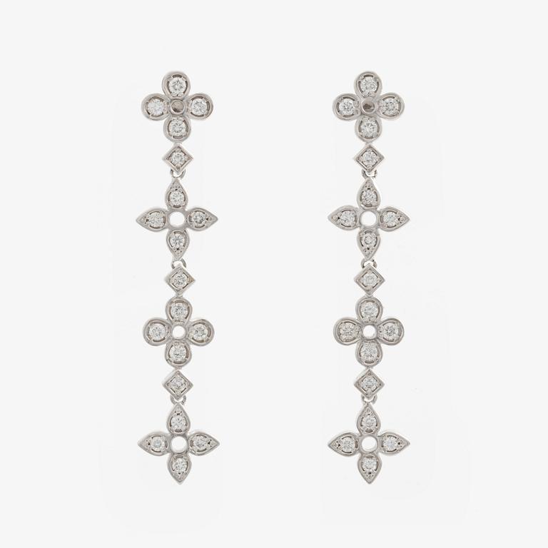 Earrings with brilliant-cut diamonds.