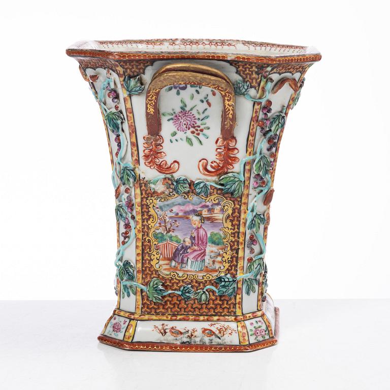 Tulpanvas, porslin, s.k. 'Rockefeller-pattern', Qingdynastin, Qianlong (1736-95).rockefeller.