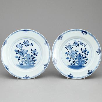 TALLRIKAR, ett par, porslin, Qianlong, Kina 1700-tal.