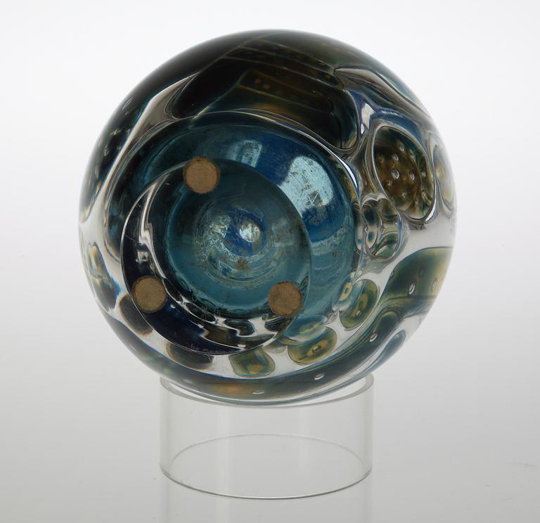 An Edvin Öhrström 'ariel' glass vase, Orrefors 1962.