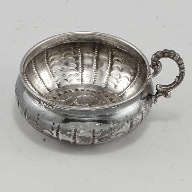 KOPP MED HÄNKEL, trol Spanien, 1800-tal. Vikt 60 g.