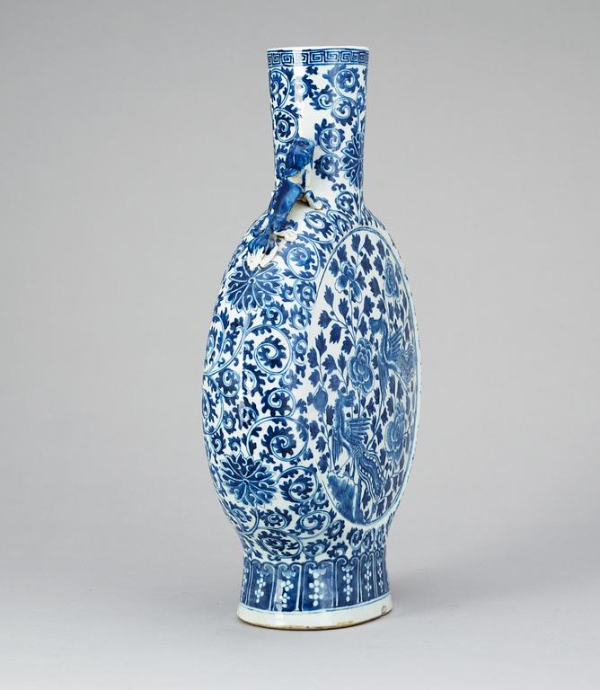 A blue and white pilgrim bottle, late Qing dynasty (1644-1914).
