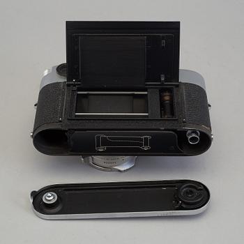 A LEICA M2 camera no 990427 from Wetzlar 1960. With Summilux 1:1.4/35. With original box.
