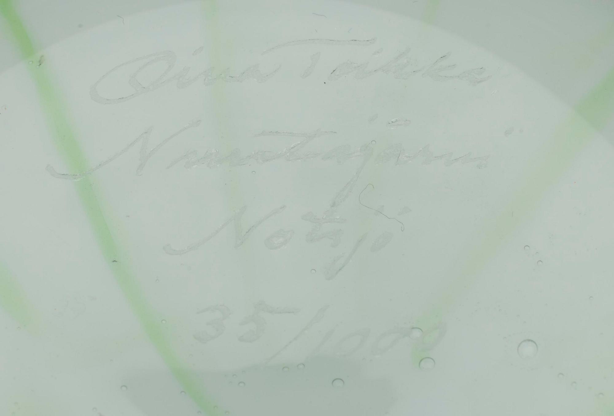 FLASKA, samt FIGURIN, glas, signerade Oiva Toikka, Nötsjö, 1900-talets slut.