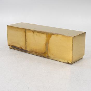 Barskåp/sideboard, specialbeställt av Sjölinders Snickeri, omkring 2018.