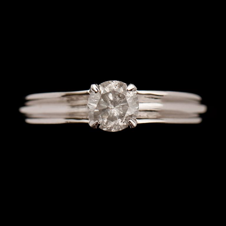 RING, 14 k vitguld, med solitär briljantslipad diamant 0.62 ct.