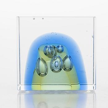 Oiva Toikka, an annual glass cube, signed Oiva Toikka Nuutajärvi 2007 and numbered 552/2000.
