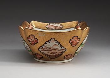 A Canton famille rose 'Rockefeller-pattern'  bowl, Qing dynasty, ca 1800.