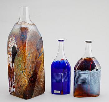 Kosta Boda · FLASKOR, 3 delar, glas, Kosta Boda Atelier, signerade.