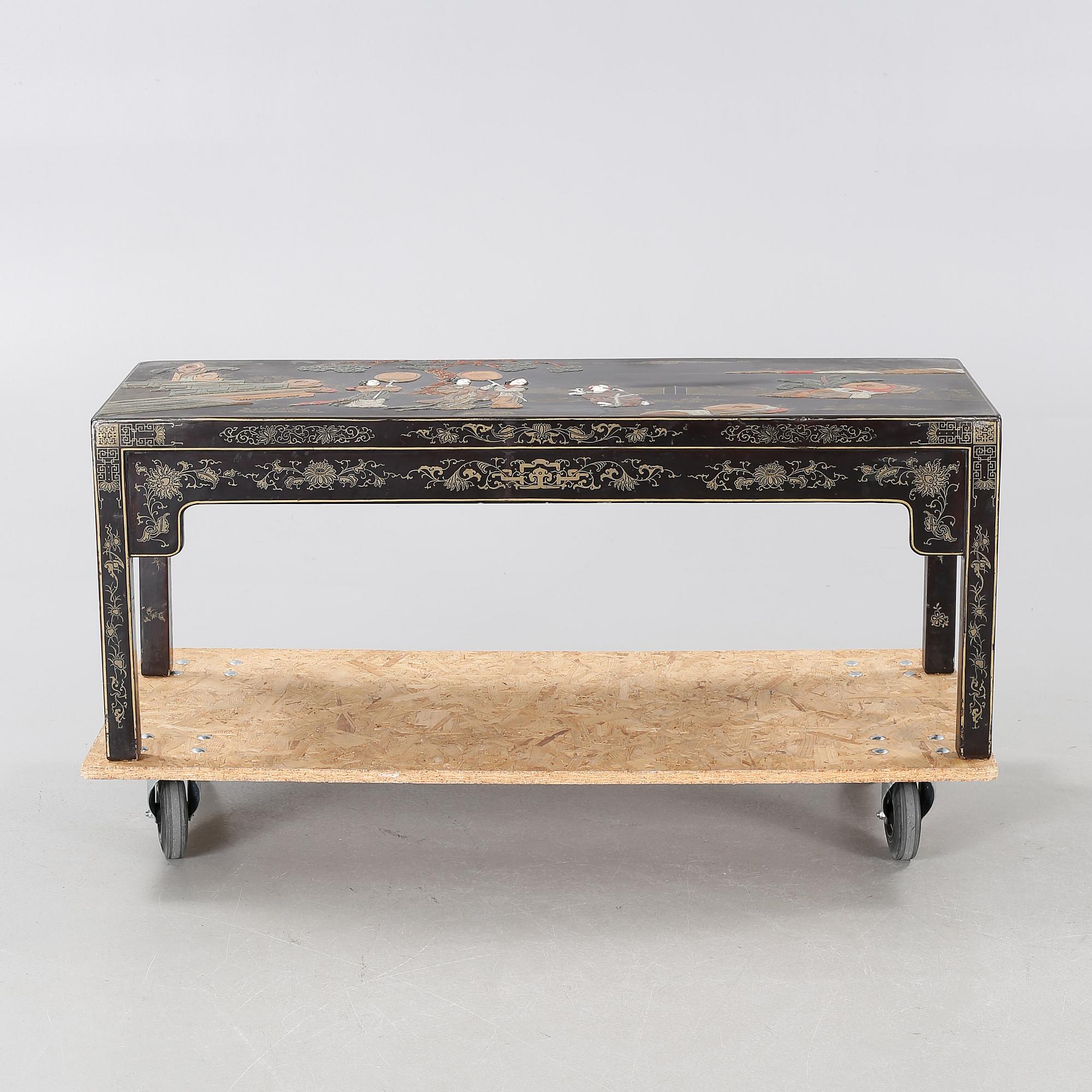 A chinese coffe table from the early 20th century.